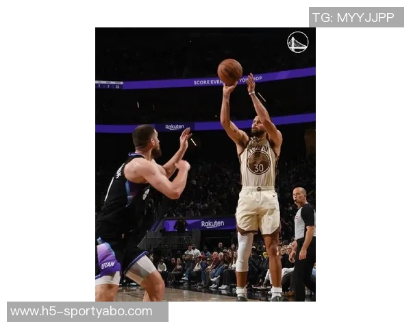 库里轻松出战16分钟贡献11分4篮板3助攻展现实力不凡